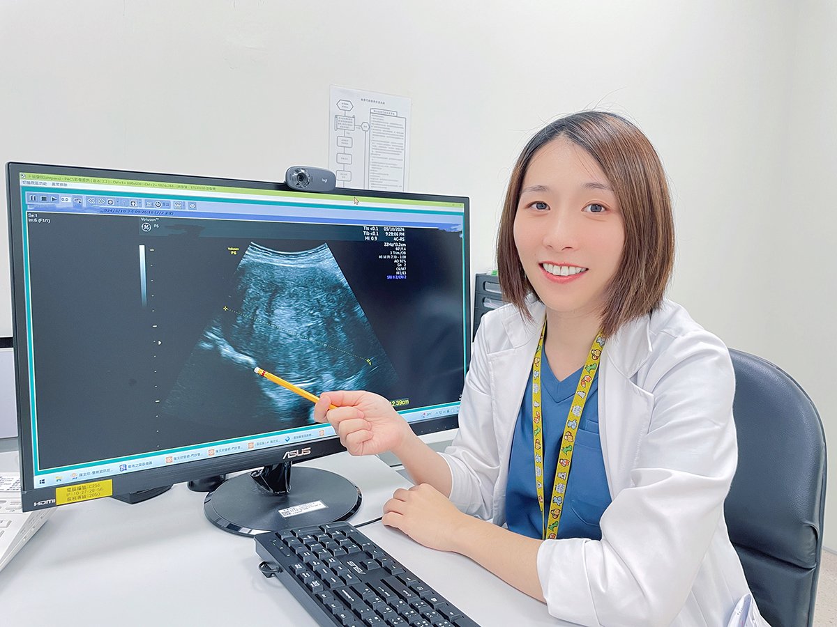 醫師陳文欣提醍婦女若發現月經量大、經血血塊多、經痛嚴重等症狀，建議及時接受正確的治療，例圖中為嚴重子宮肌腺症患者的超音波，子宮腫的又大又圓