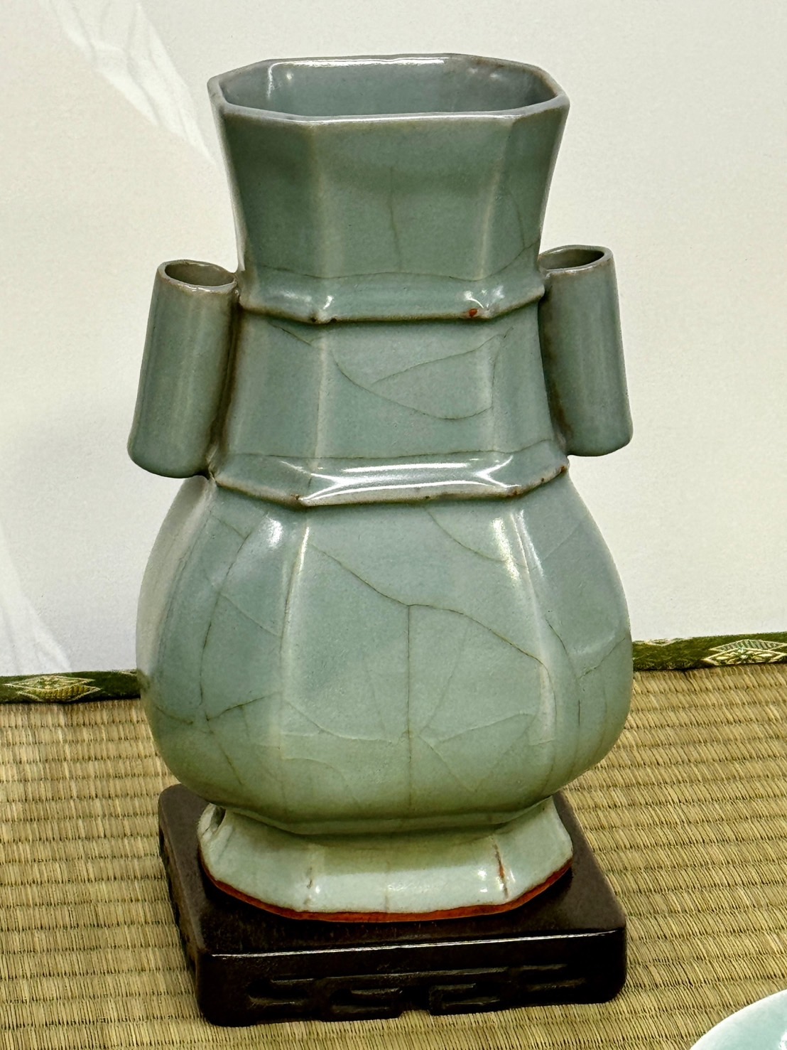 《陶學威龍》博古五千年文物特展展出的宋「龍泉窯貫耳瓶」。（葉志雲攝）
