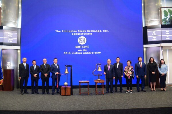 Marking 30 Years of Shared Prosperity: SM Prime Holdings' Board of Directors Hans T. Sy, Amando M. Tetangco, Jr. (concurrently SM Investments Chairman), Jeffrey C. Lim, and Henry T. Sy, Jr. lead a bell-ringing ceremony with Philippine Stock Exchange's President and CEO Ramon S. Monzon, Directors Eddie T. Gobing and Ma. Vivian Yuchengco, COO Roel A. Refran, Issuer Regulation Division Head Marigel M. Baniqued-Garcia, and General Counsel Veronica V. Del Rosario.