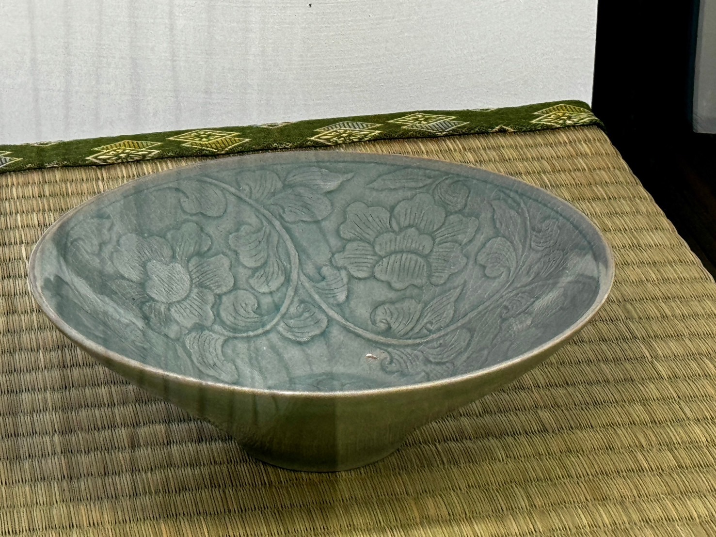 《陶學威龍》博古五千年文物特展展出的高麗王朝「高麗青瓷牡丹紋茶碗」。（葉志雲攝）