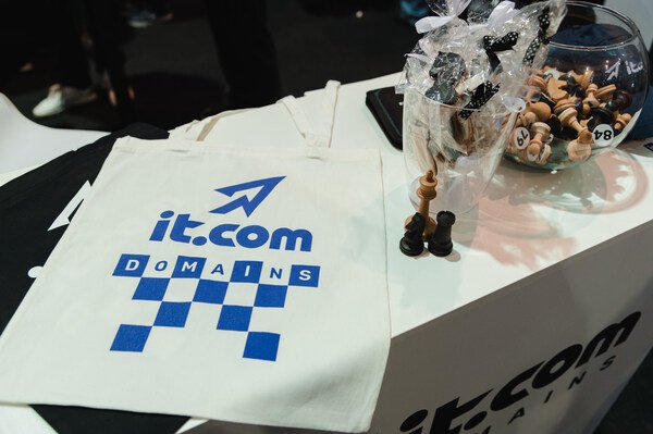 GoDaddy 現正提供 .it.com 網域 1 it com Domains
