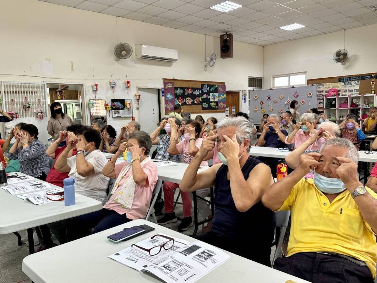 把自癒力帶回家」系列課程中 教導據點長輩按摩眼