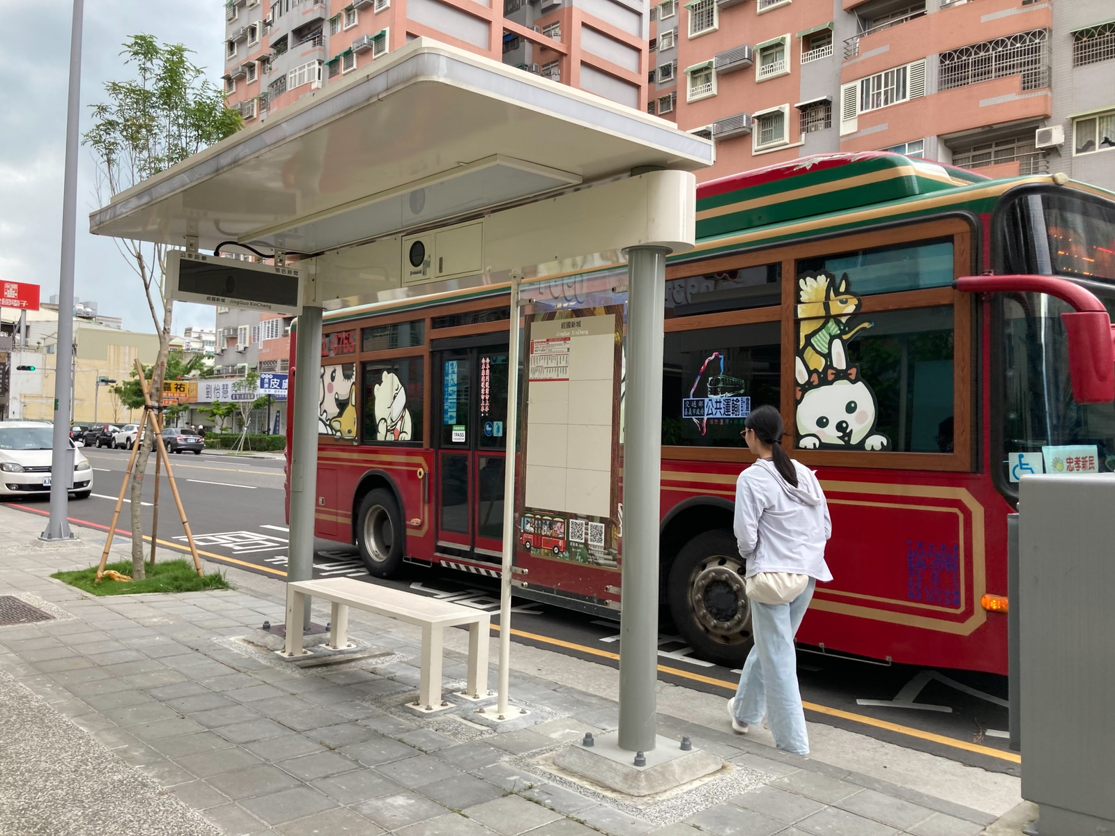 0 提供更舒適候車環境 嘉義市政府再增設11座簡易式候車亭 2 0