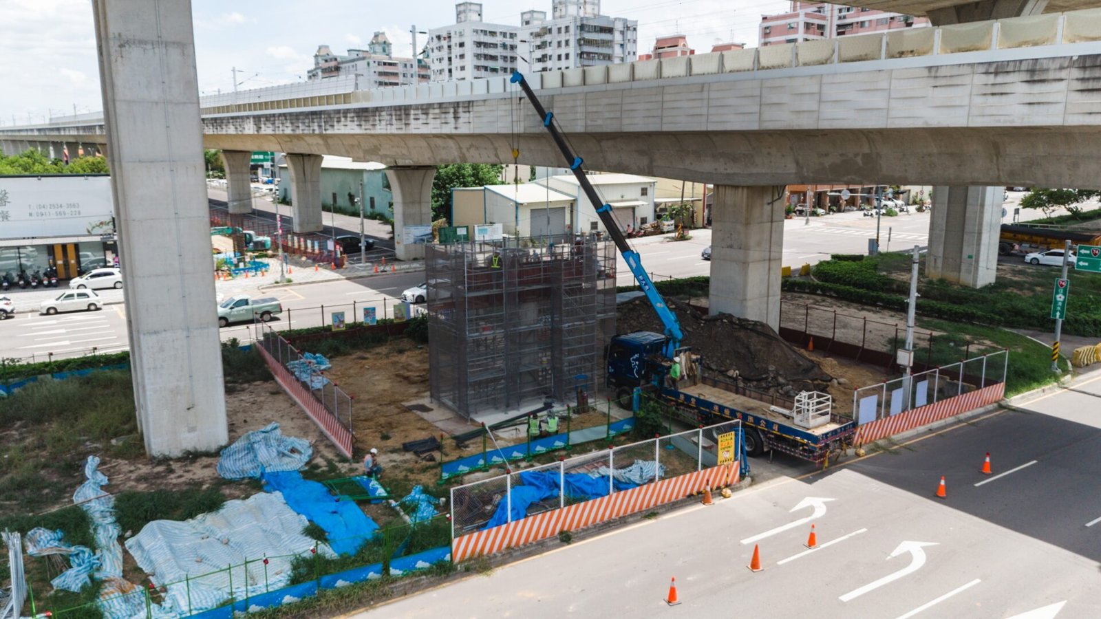 02 綠空廊道 潭子區74號橋下 串聯自行車跨橋工程 目前正在進行橋體結構吊裝作業 0