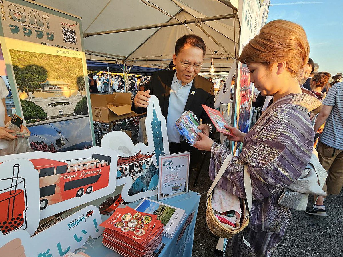 北市府觀傳局長王秋冬在「松山港祭・三津濱花火大會」台北攤位向日本民眾推薦台北觀光