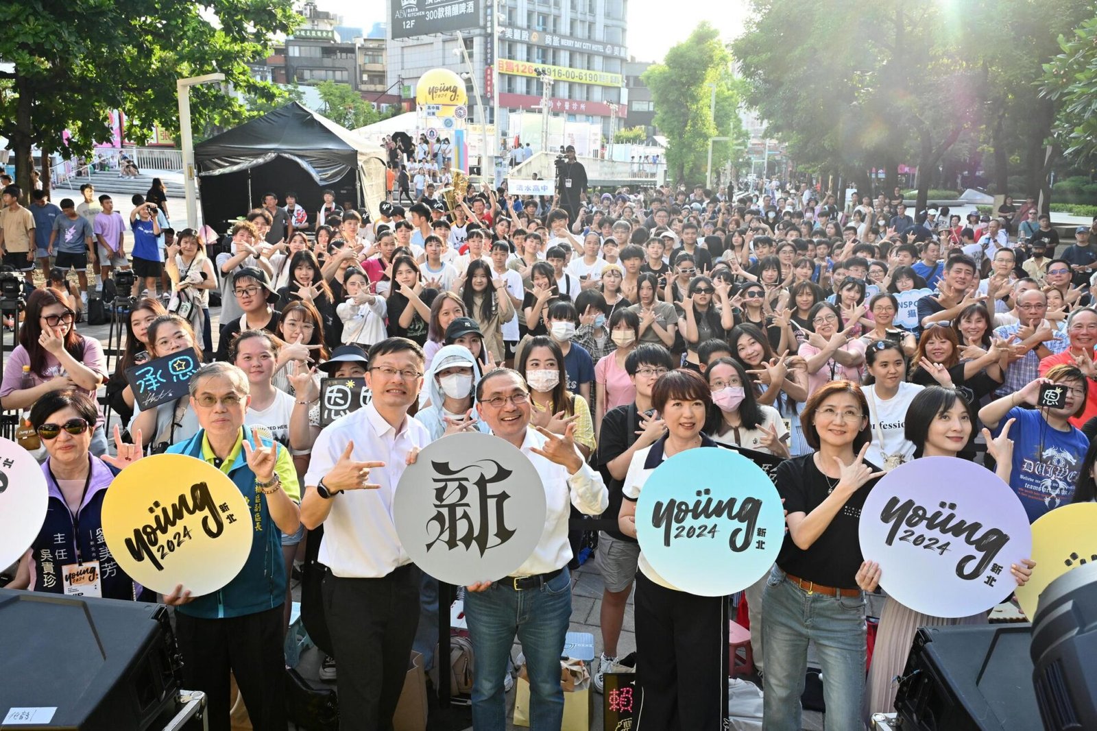 首屆街頭學校暑期限定　 打破傳統社團博覽會模式　侯校長帶頭體驗