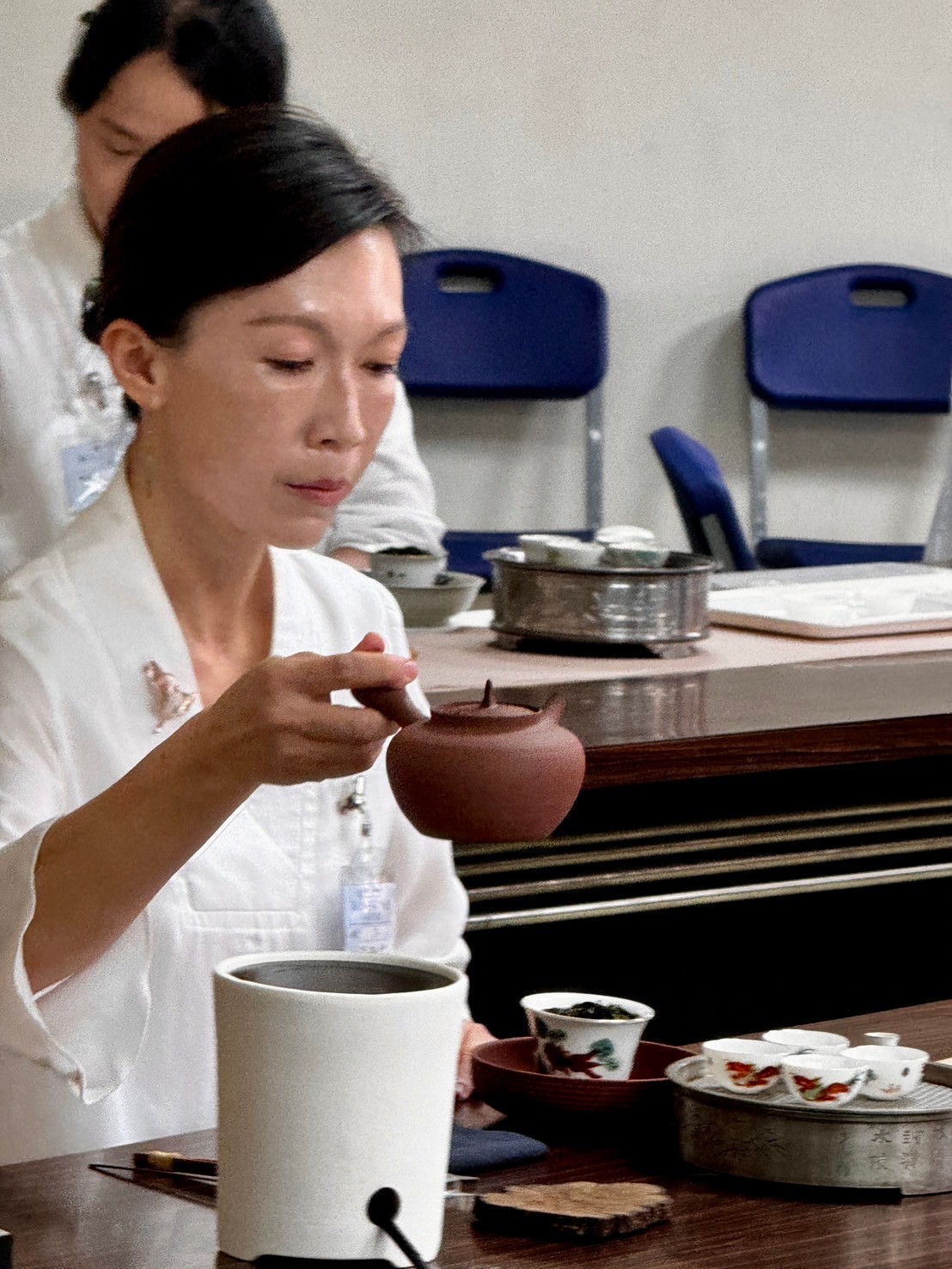 參加者以蓋碗悶蒸茶法表現文山包種茶。（葉志雲攝）