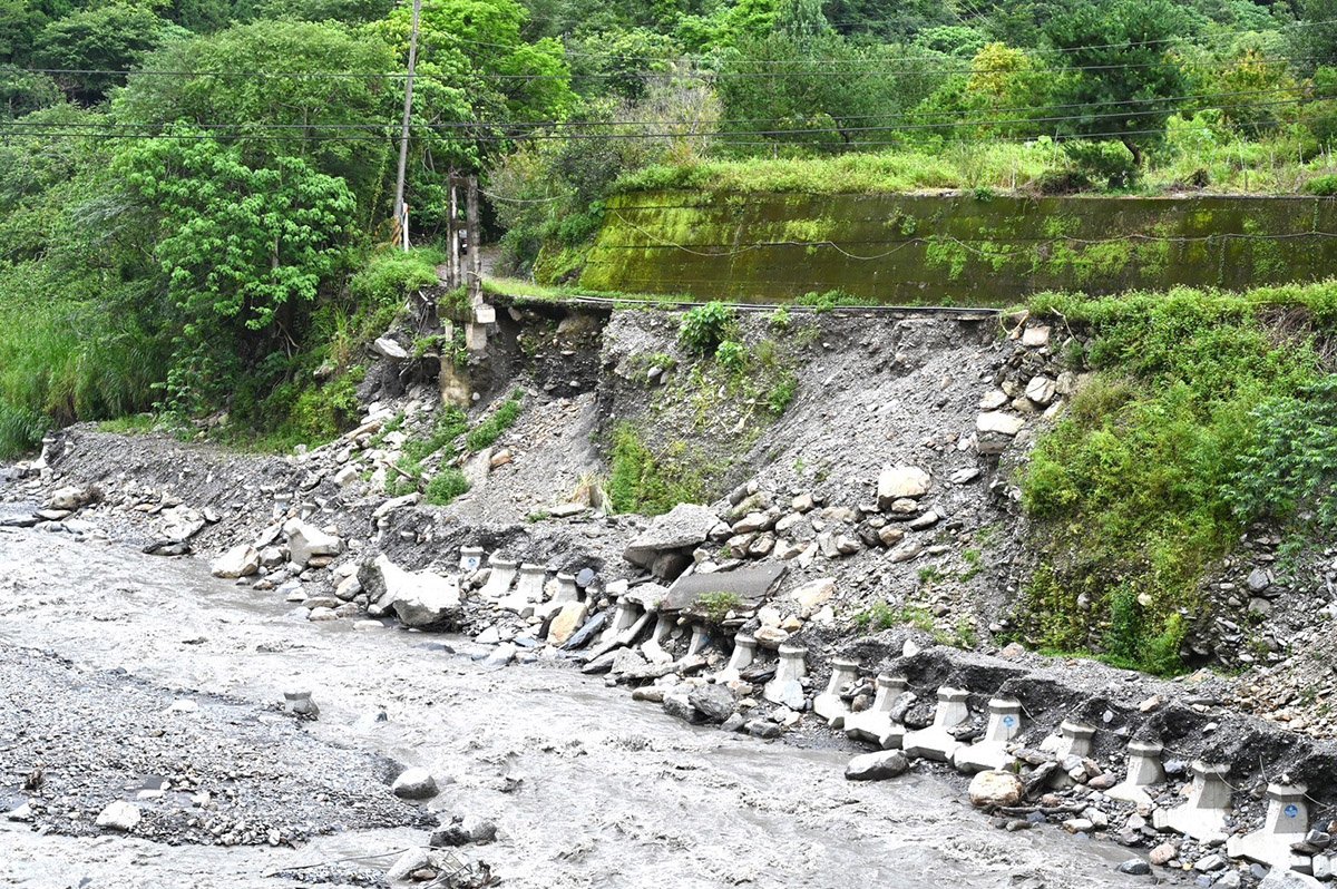 南投縣埔里與仁愛鄉交界的鳥踏坑右岸產業道路因凱米颱風引發豪雨，導致緊鄰的眉溪河水暴漲，路基被溪水掏空而崩塌