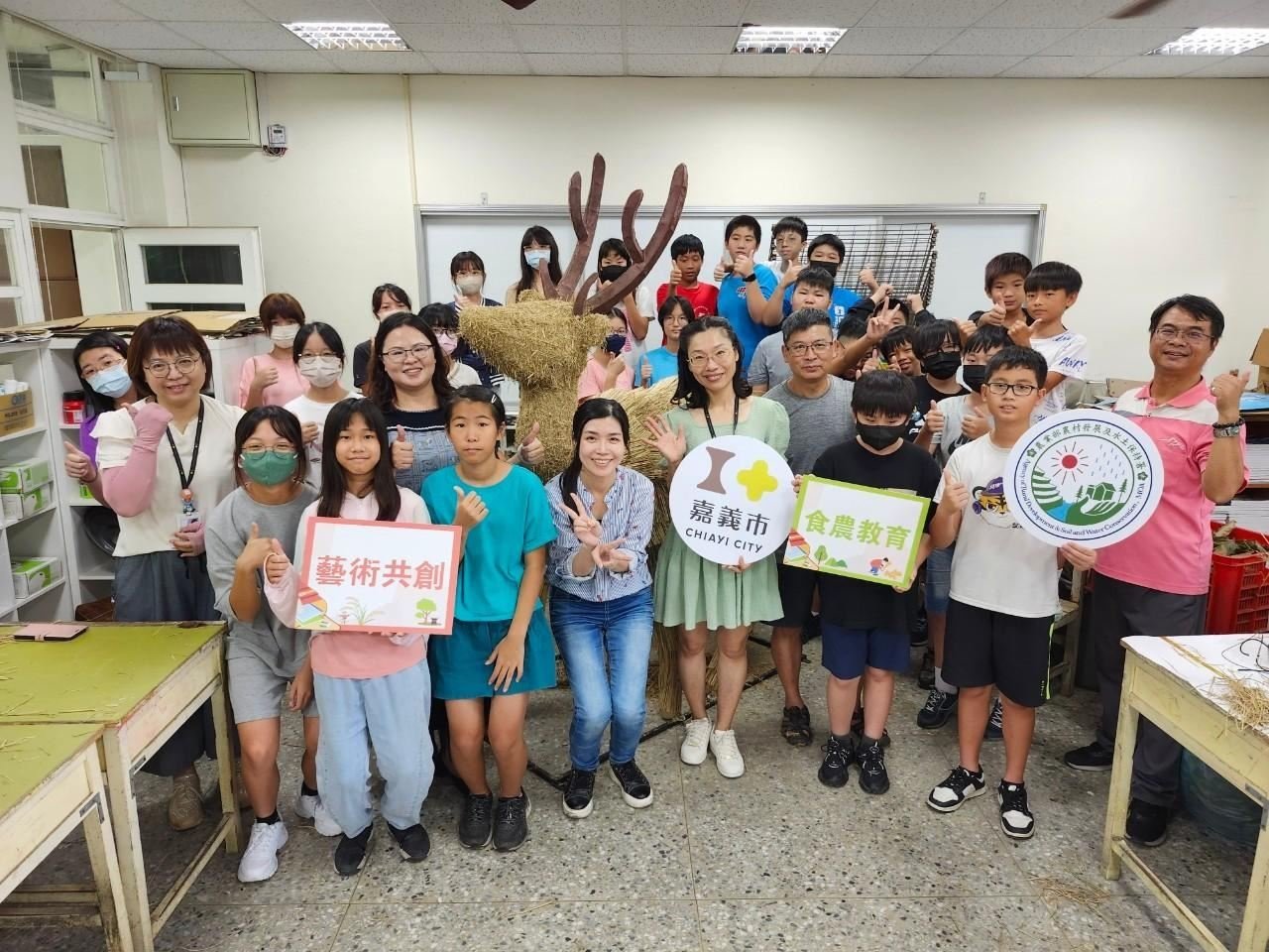 大型稻草梅花鹿作品吸睛 3 0