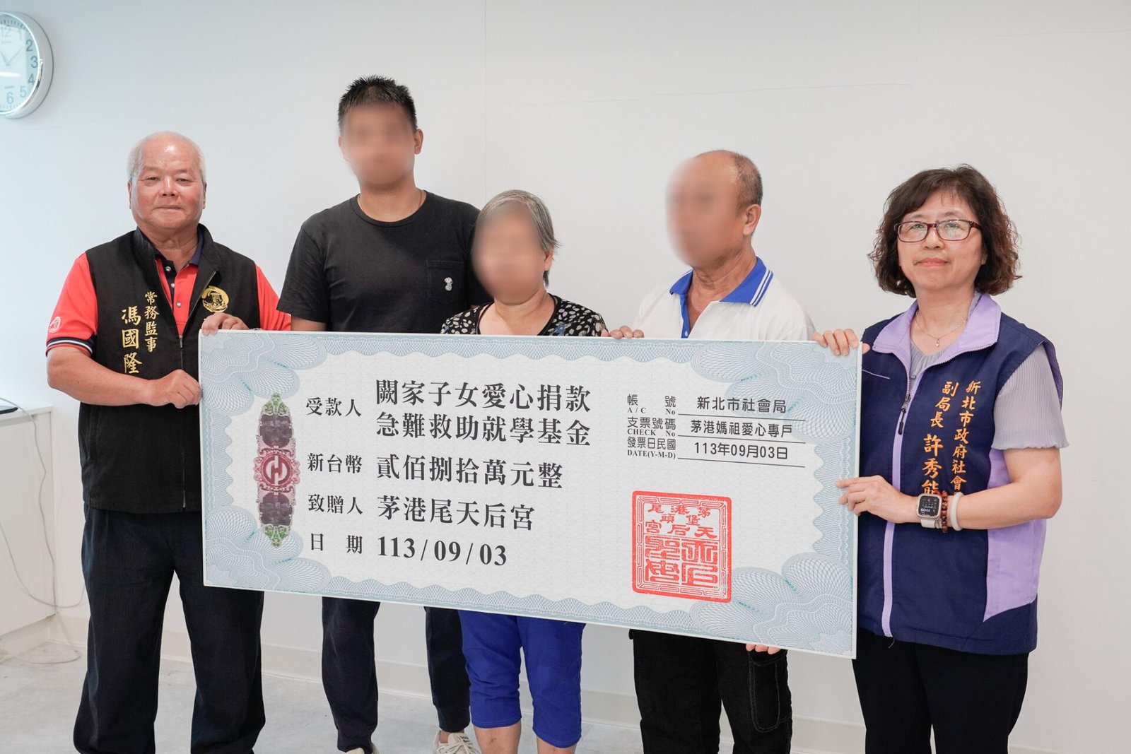 1陪同小鄭家屬向茅港尾天后宮善舉表示感謝，並表示，社會局社工也將持續追蹤輔導小鄭子女的生活照顧情形