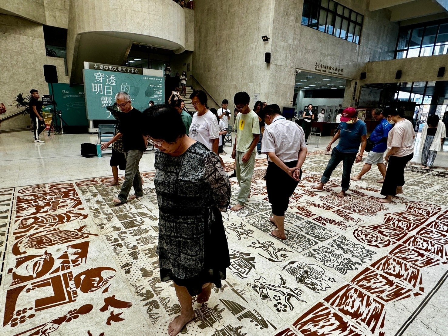 大墩文化中心舉辦「穿透明日的靈光－SDGs永續藝術系列特展」泥毯體驗活動。（葉志雲攝）
