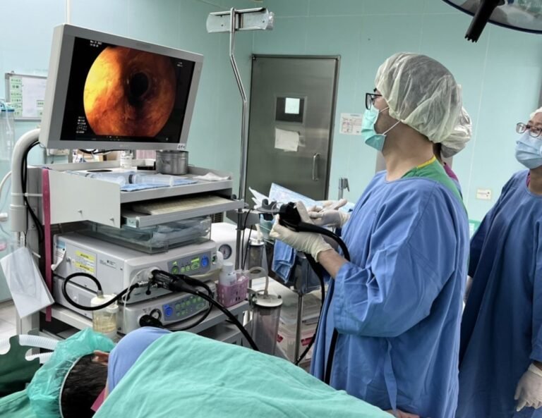 南投一名84歲蔡阿嬤日前在吞藥時，就不小心把藥丸連同其鋁箔包裝一起吞下肚，結果食道被尖銳鋁箔片哽住，造成食道潰瘍。