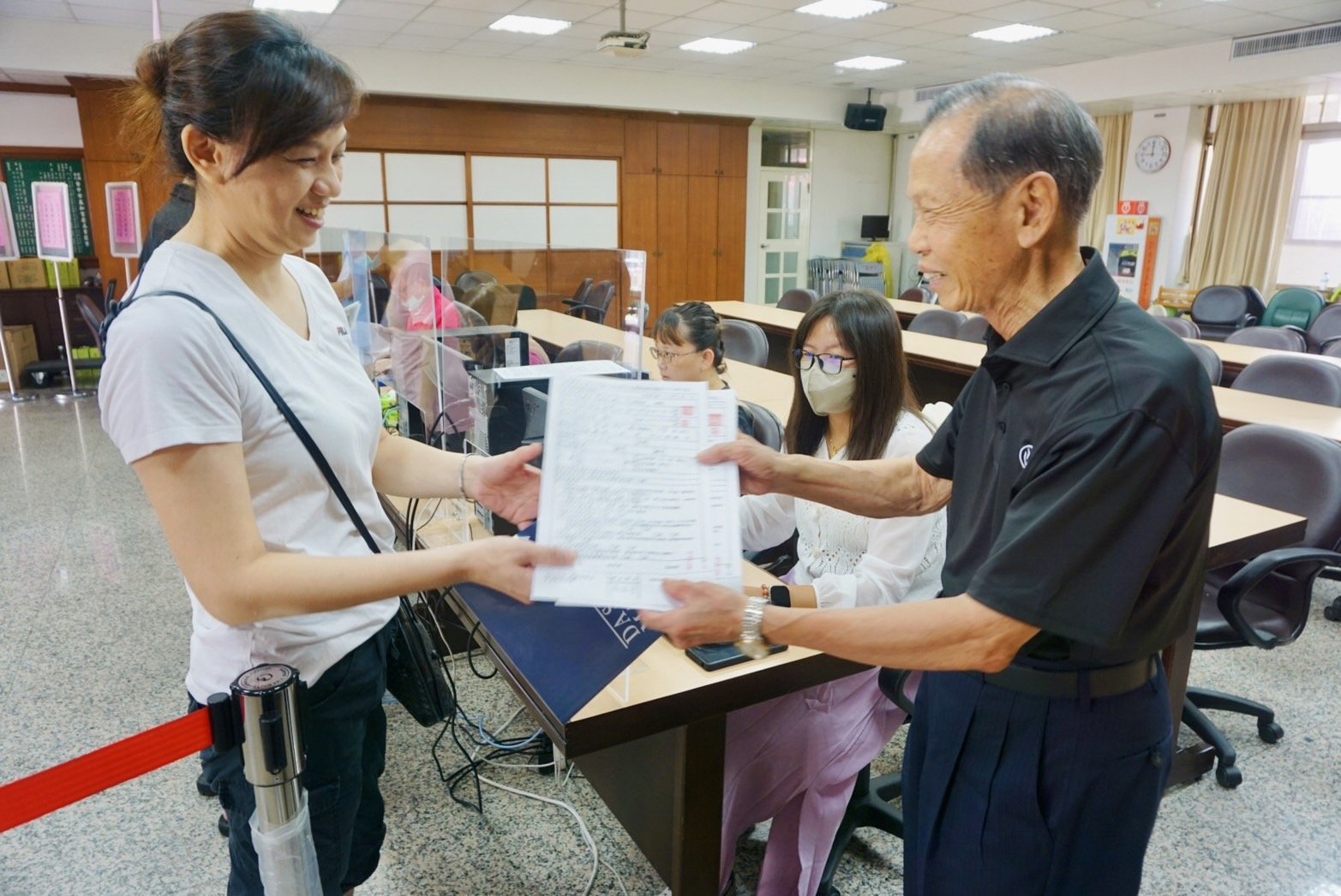 萬和宮112學年度信眾子女獎學金申請，蕭董事長預祝信眾兒女順利獲得獎學金。