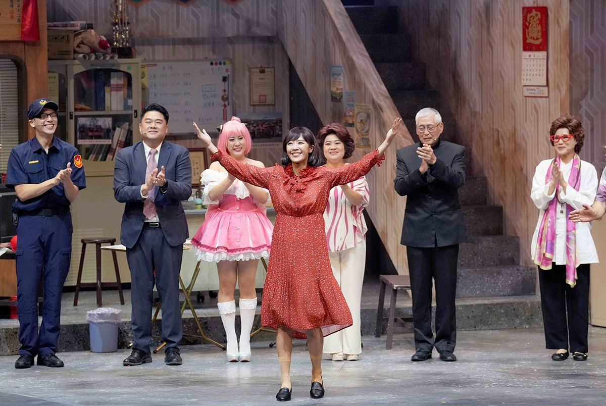 此次演出飾演女主角又適逢第四度入圍金鐘獎的方宥心（中），感性地對所有參與演出的劇組演員說：「是你們每一個人的好運借給我了」。後方演員由左至右為吳驊恩、呂捷、李夢純、王雅萍、柯一正、陳昭婷。（綠光劇團提供，張大魯攝影）