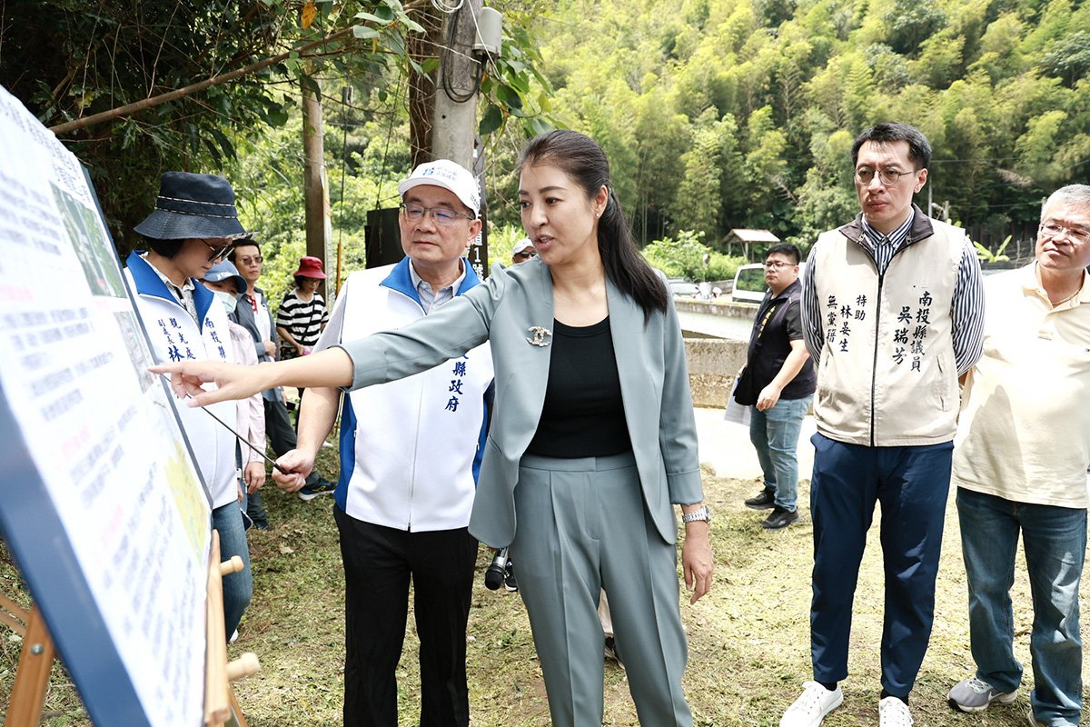 南投縣長許淑華3日前往鹿谷鄉會勘2條道路、排水溝及3件步道整建等改善工程