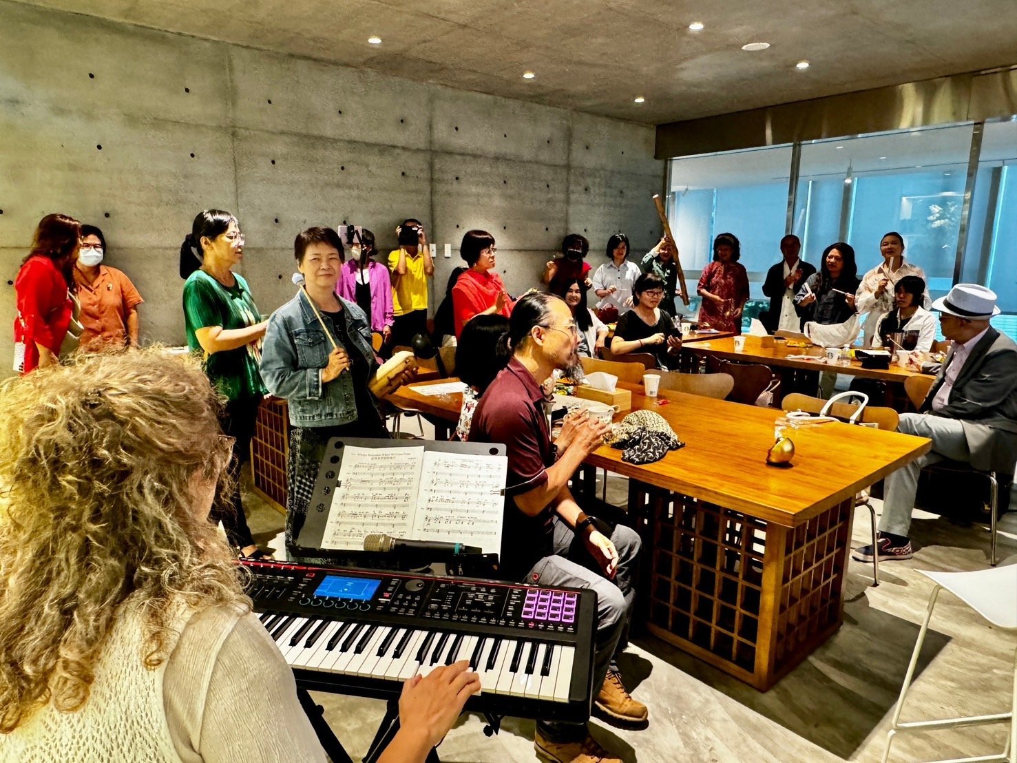 林昀瑀老師彈奏鍵盤，引領與會者即興創作，利用她提供的各種擊樂，演出不插電音樂會。（葉志雲攝）