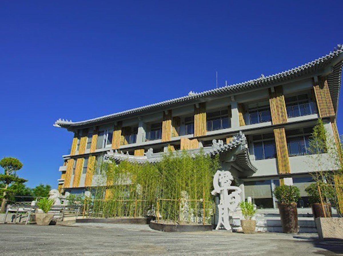 承億文旅潭日月飯店，以「東方書院美學」為主題，融合東方建築美學與「仁者樂山智者樂水」的視覺設計，屢獲好評。