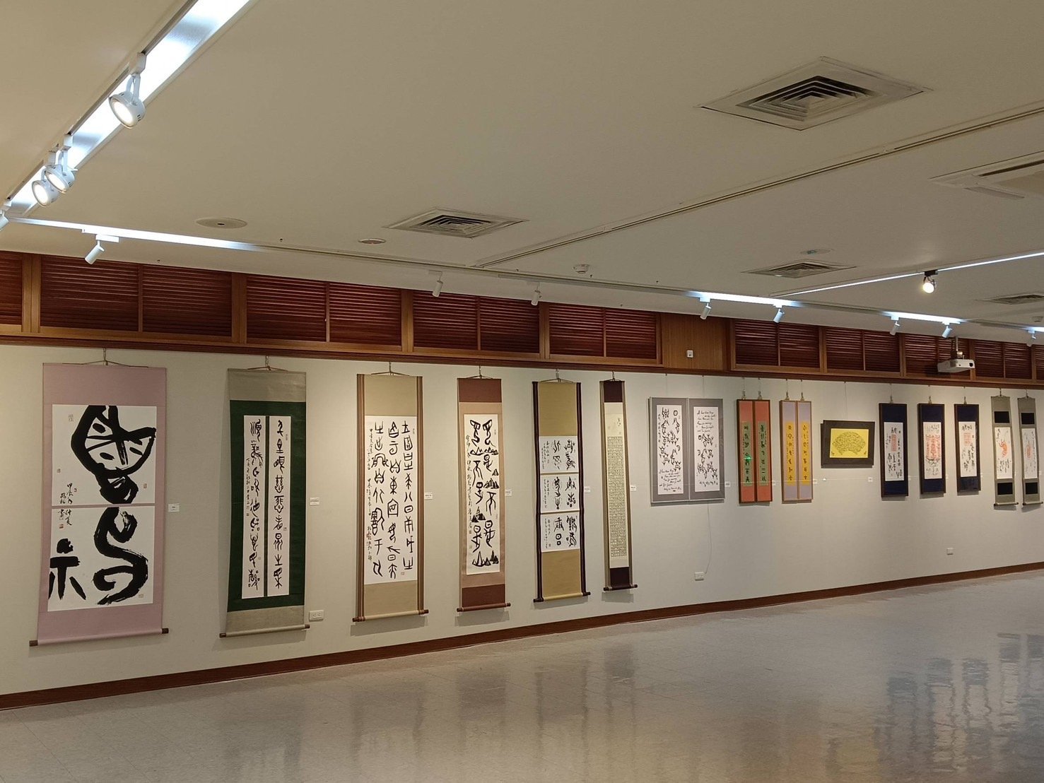 鹿鶴松暨中華甲骨文藝術協會書藝展會場。