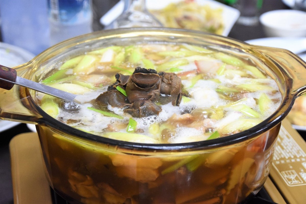 以魷魚、螺肉、蒜苗為主角的魷魚螺肉蒜，是早年酒家菜的經典代表。（張耘書拍攝）_0