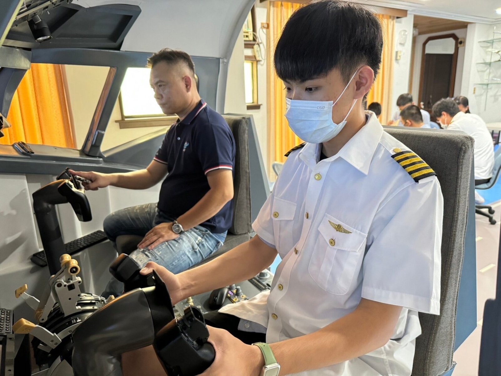 體驗百業 就業成功 活動 體驗模擬飛行操作