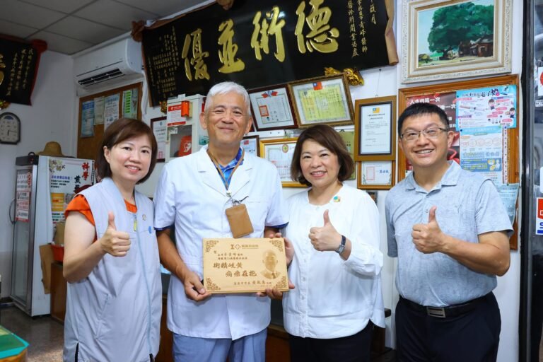 中醫師卓青峰榮獲個人醫療奉獻獎 嘉義市長黃敏惠贈匾感佩醫者仁心 - 民生電子報 1 0 E9BB83E6958FE683A0E5B882E995B7E58195E5908CE58195E4B8ADE986ABE5B8A