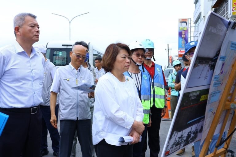 0 黃敏惠市長會同自來水五區處長謝素娟視察博愛路二段工程 2 0