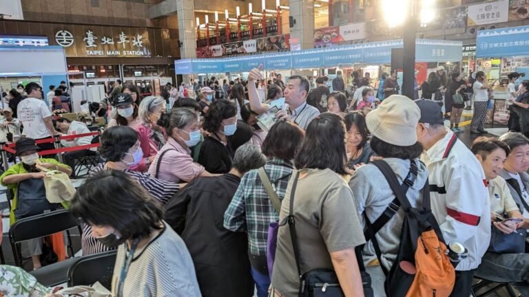 新北觀光展10月24.25日台北車站舉辦，現場民眾詢問熱絡，業者介紹自家商品特色