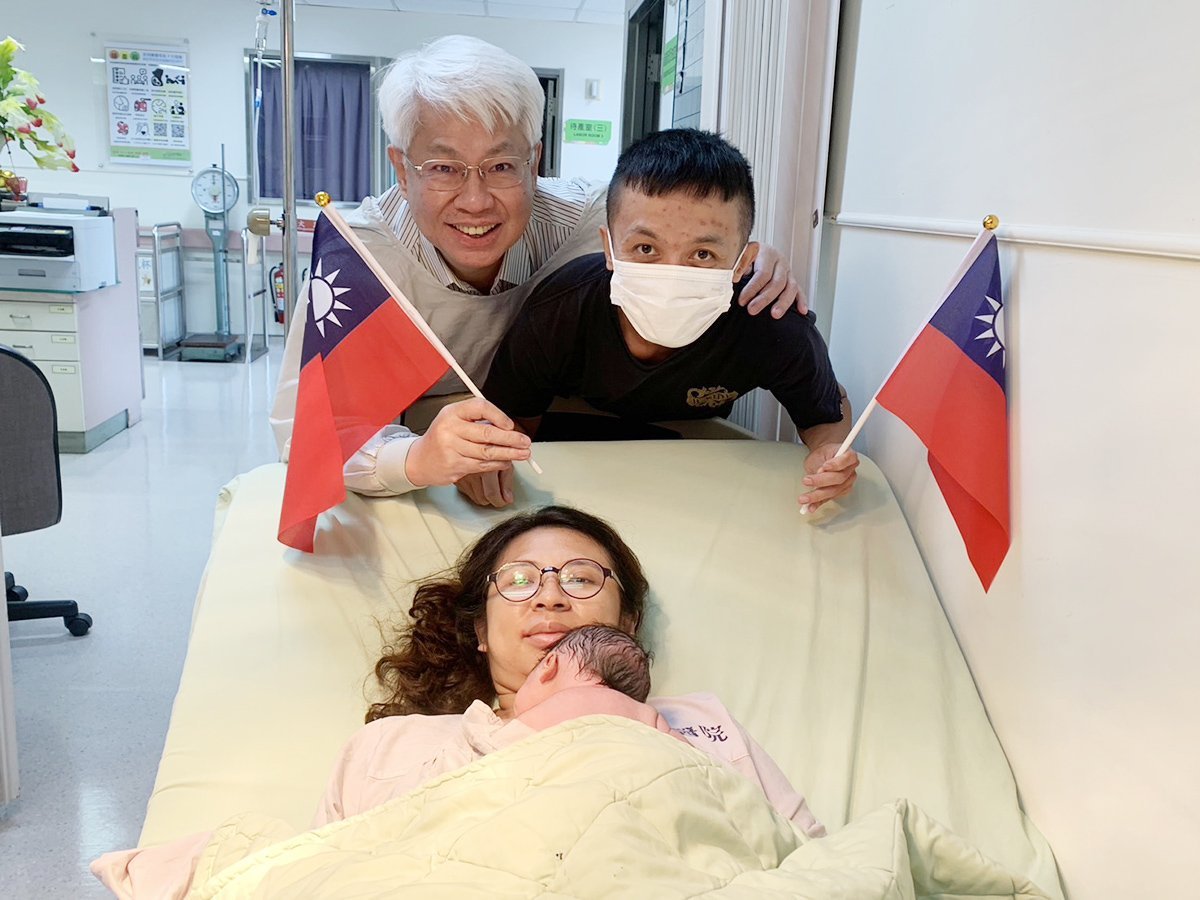 臺中醫院在中華民國雙十國慶日迎來兩位可愛的「雙國慶寶寶」！