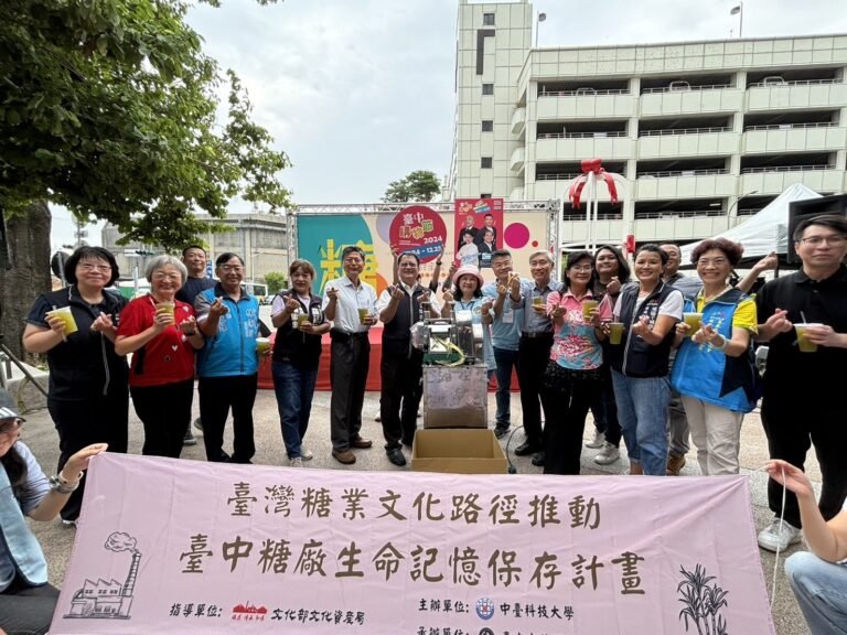 「東區蔗裡甜蜜蜜」糖業文化嘉年華暨社造中心成果展，主辦單位與嘉賓合影。