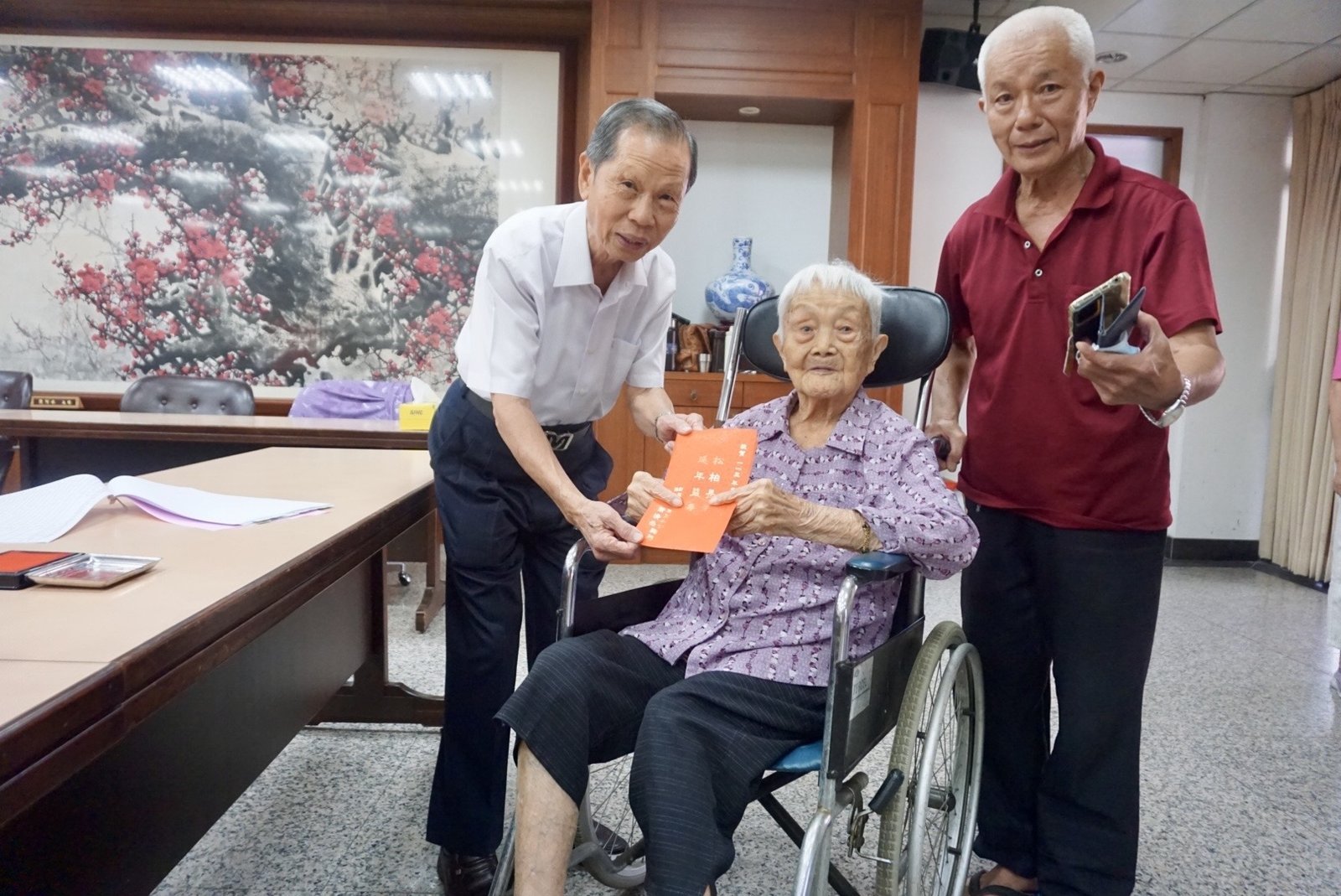 萬和宮蕭清杰董事長祝福98歲的何簡𤆬治老太太吉祥安康。