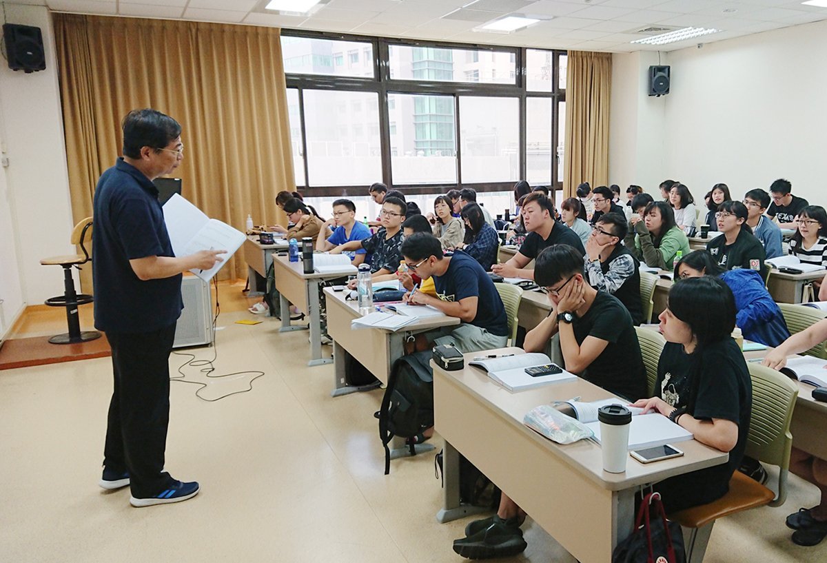 老師強力支援，帶領學生衝刺國考，圖為中山醫大醫影系國考輔導課實況。