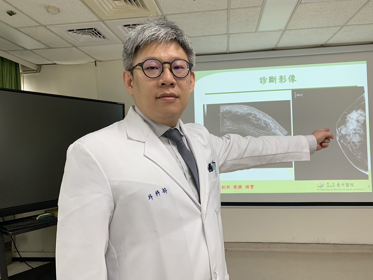 臺中醫院乳房外科醫師徐天佑說明，乳房攝影檢查證實有明顯腫瘤。圖：臺中醫院提供