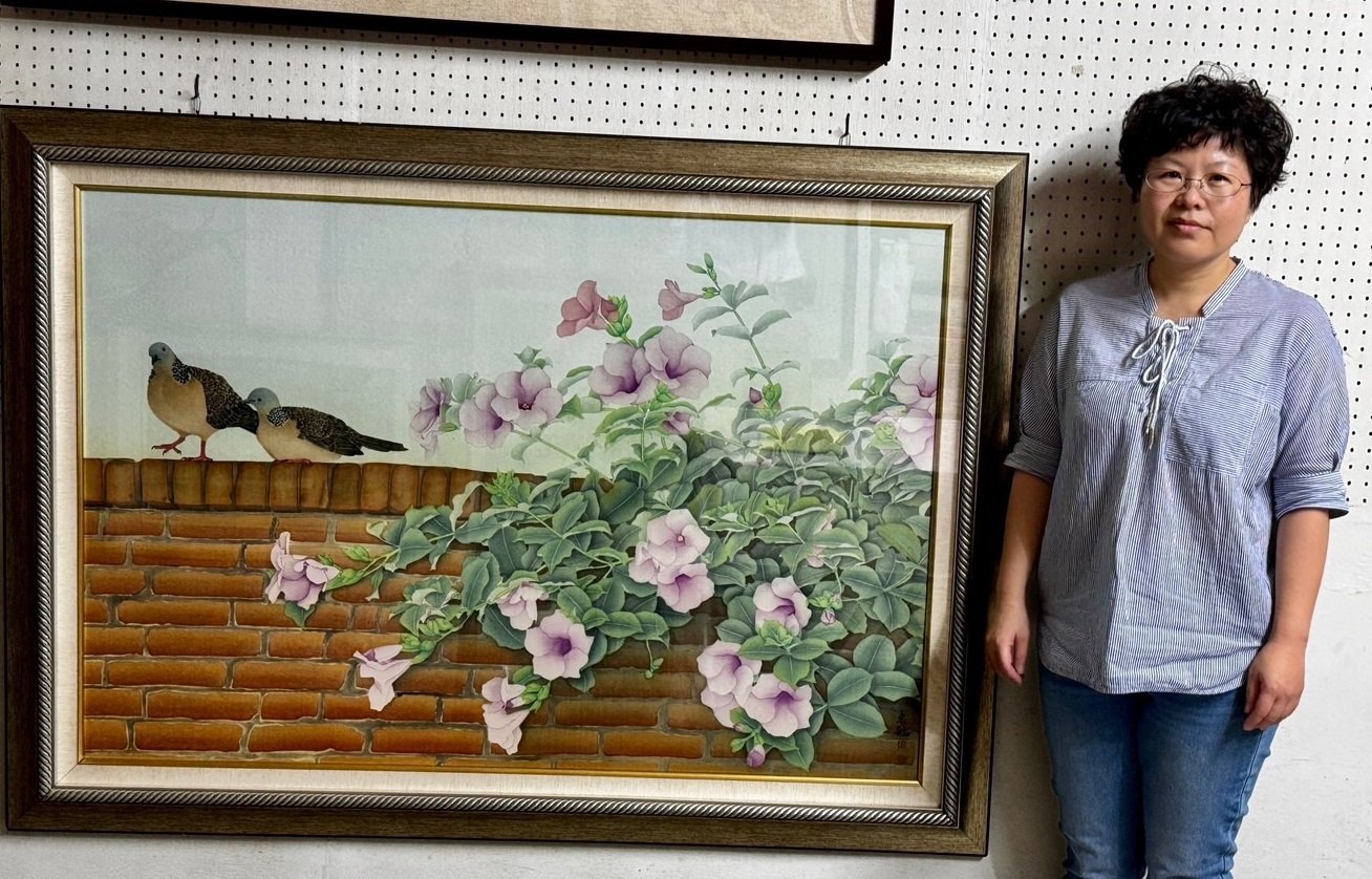 林惠敏和她的工筆畫作〈冉冉秋光〉。（葉志雲攝）