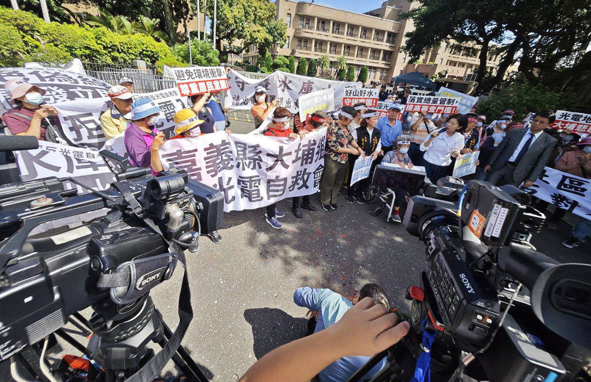 立法院外今天有民眾前來陳情，對於政府的能源政策、台電虧損以及電價上漲等問題表達不滿。