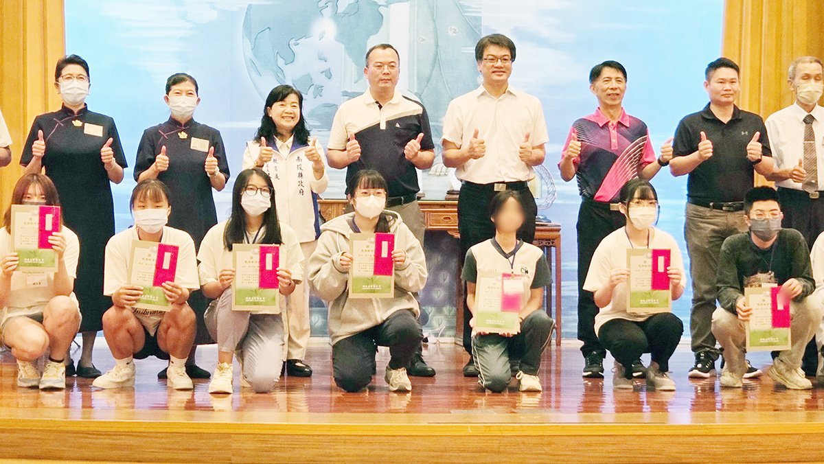 慈濟基金會10月26日上午於南投聯絡處舉辦「新芽獎學金頒獎典禮」，計有379位南投學子獲獎