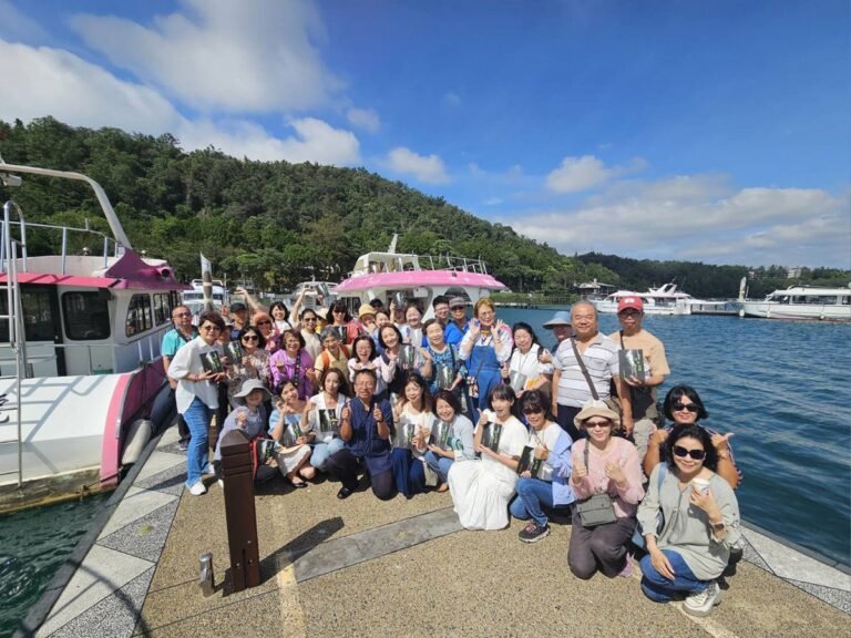 水沙連社區大學走讀國姓社「出國」旅遊 日月潭遊艇上新書發表