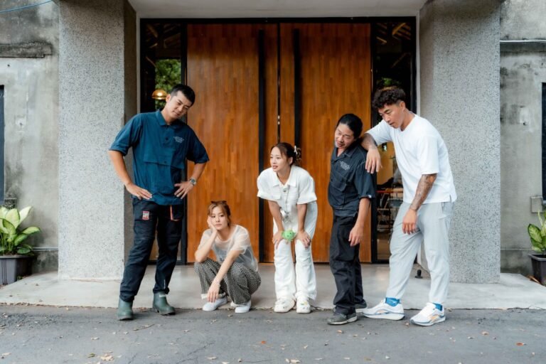 《嗨！營業中》接獲辦桌任務凌晨三點上工左起姚元浩、莎莎、吳映潔、乱彈阿翔、郭泓志