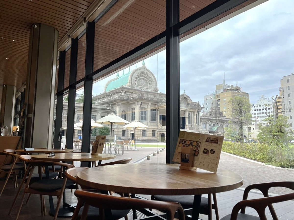 築地本願寺咖啡廳「Tsumugi」用餐環境寬敞，還可眺望築地本願寺充滿異國風情的外觀。（©Tsukiji Hongwanji）