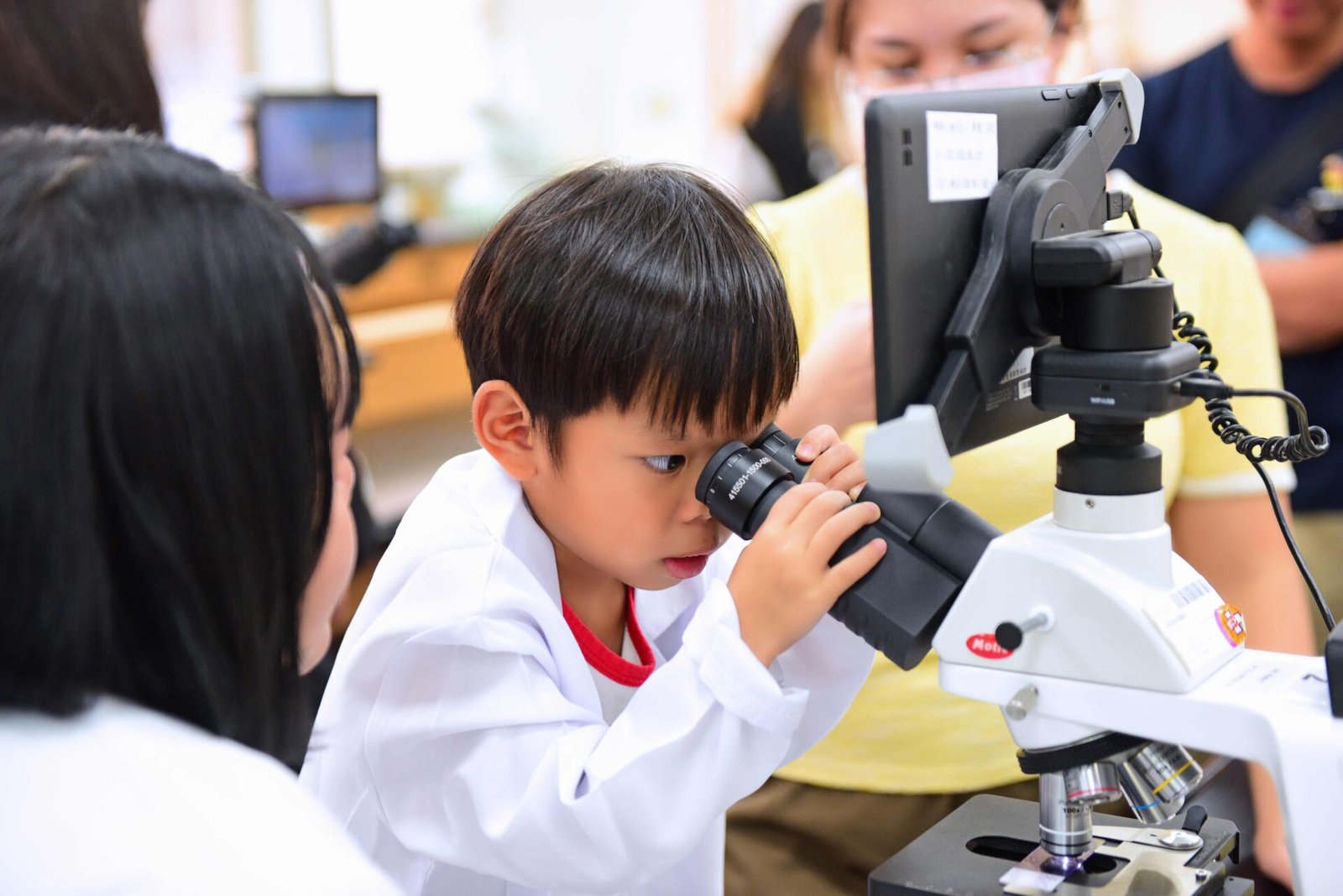 孩子們化身小小科學家，透過顯微鏡一窺平日看不見的微觀世界。