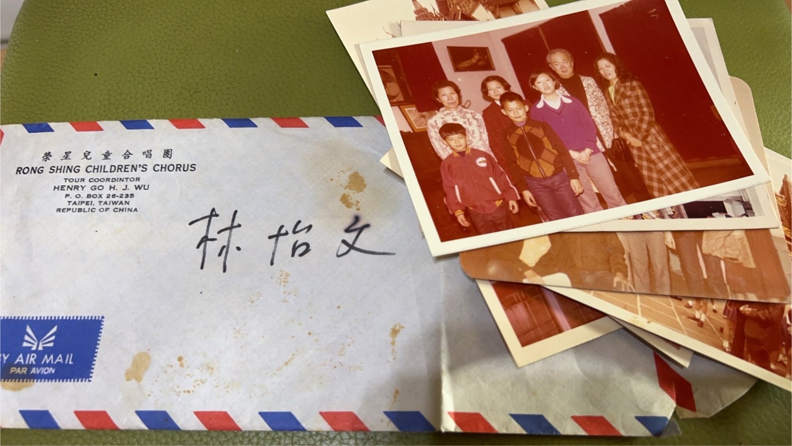 呂泉生最後一次回台寫給東海校友合唱團指揮林怡文的便簽，信封上印有「榮星兒童合唱團」且親筆寫上林怡文名字。（林怡文提供）
