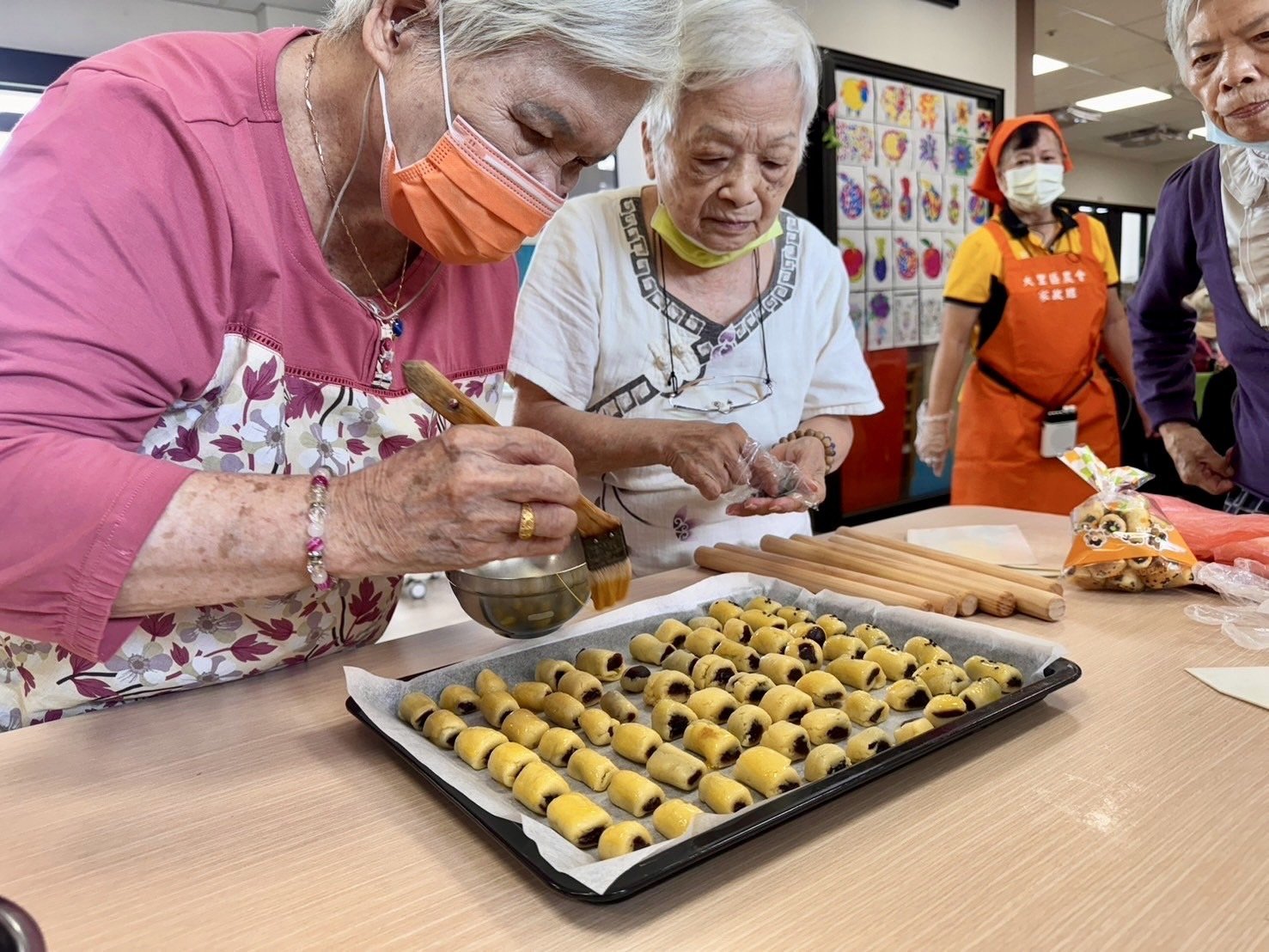 中臺科大附設謙和賀日照中心攜手大里農會仁化家政班舉辦溫馨烘焙活動。圖為長輩們藉學習烘焙了解台中地區農業特色。