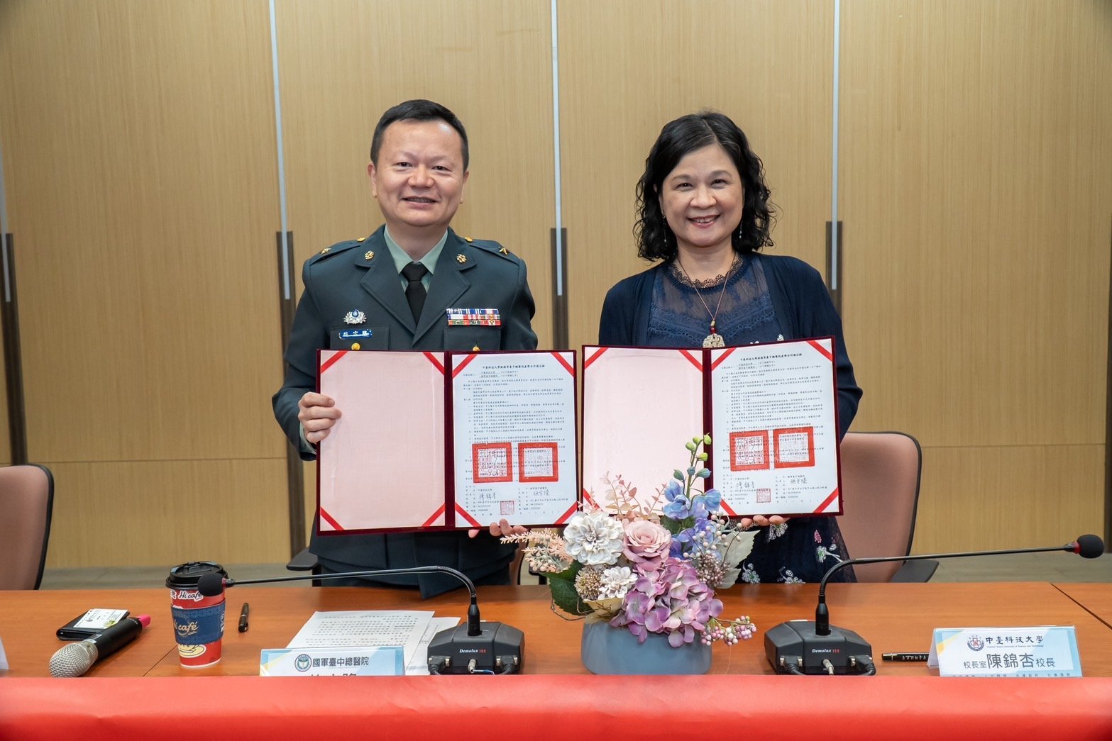 中臺科大陳錦杏校長(右)與國軍臺中總醫院施宇隆院長(左)簽約合影。