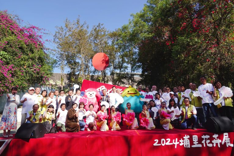 2024埔里花卉展正式登場 花卉結合在地產業驚艷亮相 1 「2024埔里花卉展—花現好店」將於11月30日至12月29日在南投縣埔里花卉物流中心盛大舉行。