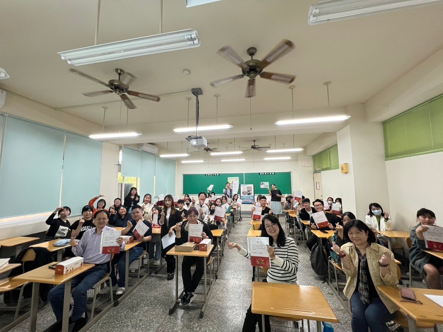 修平科大境外生華語詞彙王競賽 激發學習華語熱情 1 2024境外生華語詞彙王競賽圓滿落幕,師生合影留念。