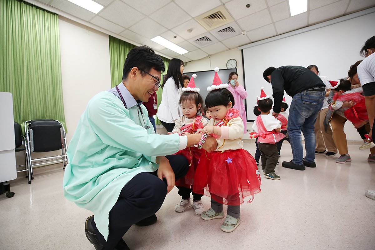 臺中醫院婦幼醫療團隊與附設托嬰中心於12月20日舉行記者會，分享科學育兒經驗及政府支持資源