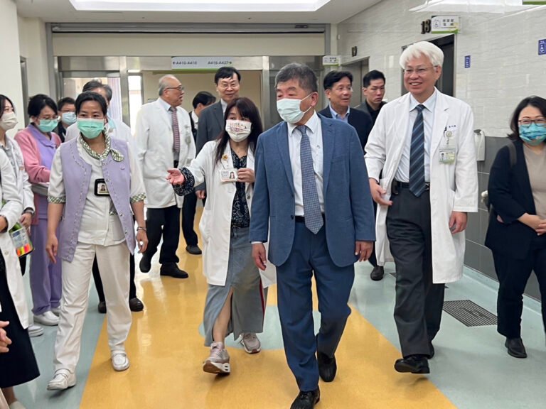 行政院政務委員陳時中昨日（4日）在醫療公益基金會執行長林慶豐、副執行長王裕煒的陪同下，前往臺中醫院視察