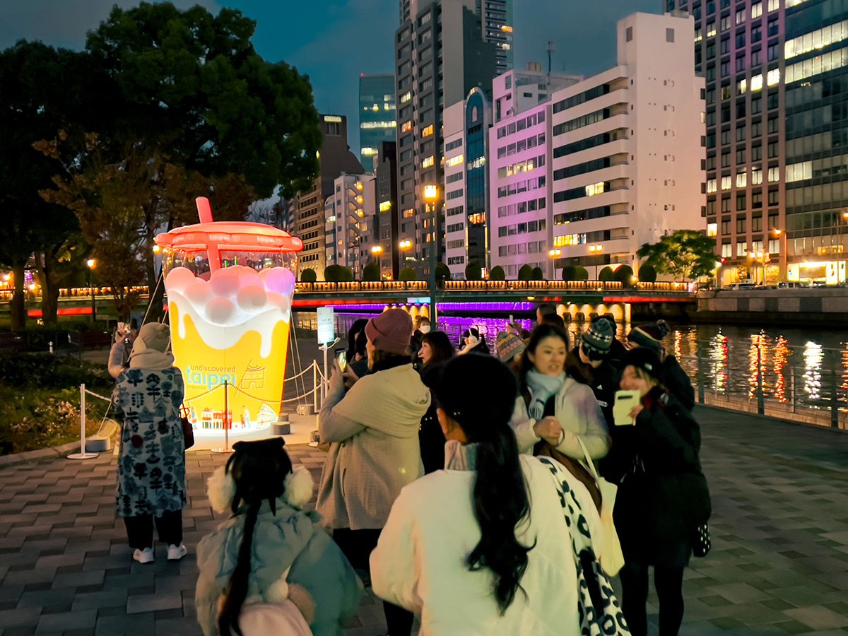 臺北市在大阪光之饗宴展出特色燈飾，吸引眾多民眾駐足欣賞，紛紛表示好想到臺北旅行。