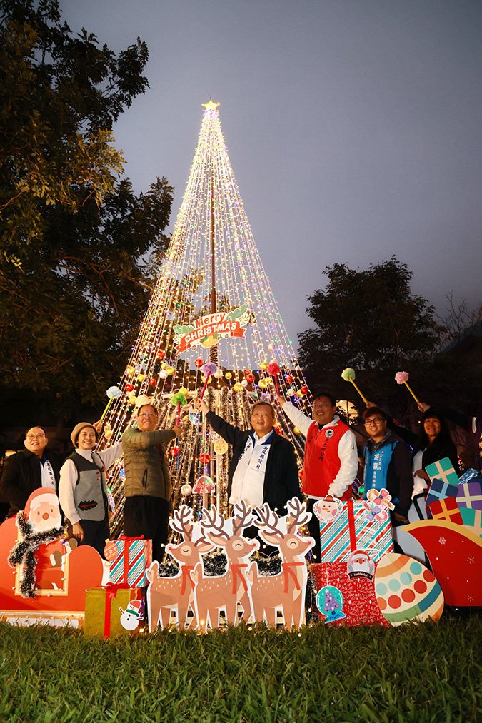 首場主題活動於14日在台一生態休閒農場舉行，副縣長王瑞德代表縣長主持聖誕樹點燈儀式。