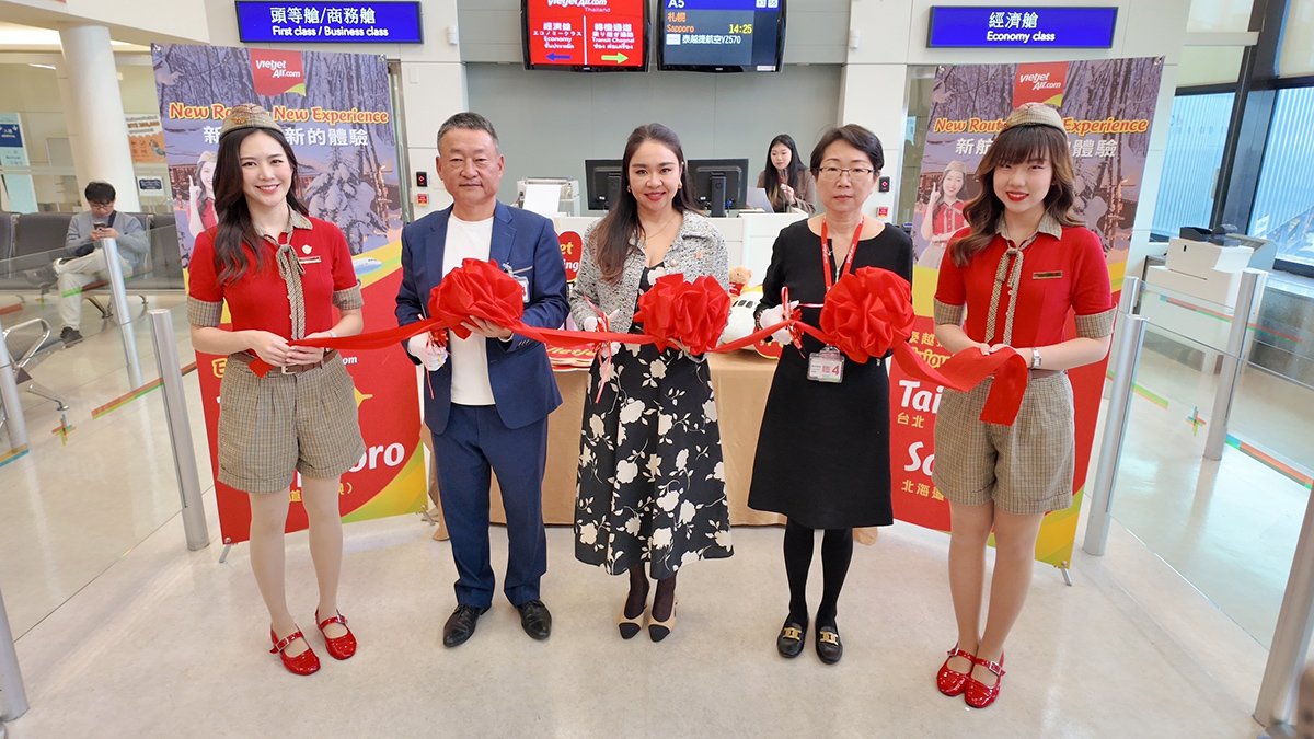 泰越捷航空企業合作部總監Sayada Benjakul（中）、泰越捷航空台灣總代理董事長陶世龍（左二）及金遠東旅行社總經理吳麗萍（右二）主持首航剪綵儀式。