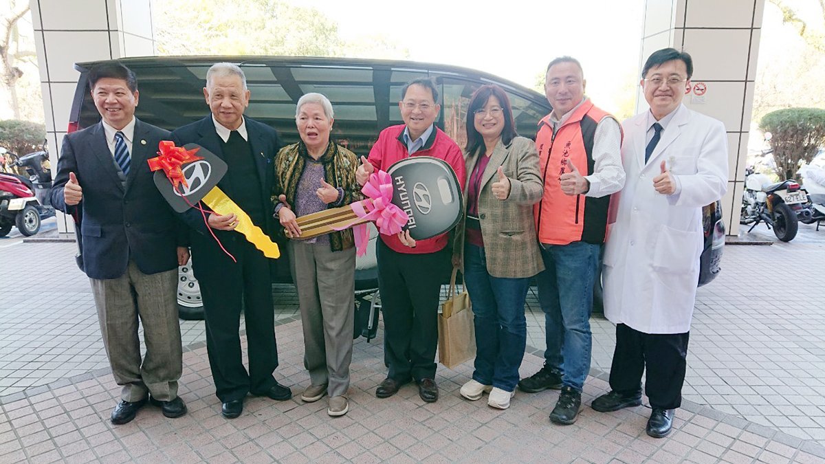 輕而堅金屬公司於近日捐贈一輛醫療巡迴車予臺中榮總埔里分院，旨在提升偏鄉地區的醫療服務品質。